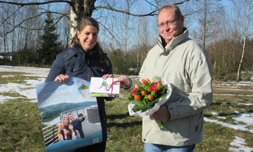 Innen Gewinnübergabe auf der Trupbacher Heide Innen Gewinnübergabe auf der Trupbacher Heide Briloner Waldfee zieht glückliche Gewinner des Juwelensuche Gewinnspiels