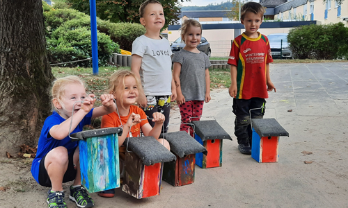 Mit Stolz präsentieren die Kinder aus der Kita Niederdielfen ihre gebauten und angemalten Nistkästen (Foto: Naturpark Sauerland Rothaargebirge e.V. | Christina Ermert)