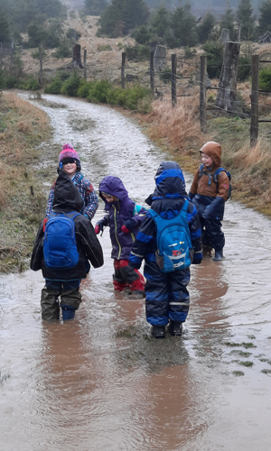 Neben dem Besuch der Wisente gab es für das naturnahe Spielen ausreichend Freiraum (Foto: Naturpark Sauerland Rothaargebirge e.V.)