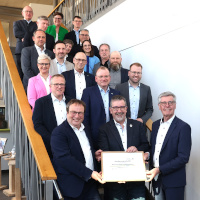 Gruppenbild (Erste Reihe v.l.n.r.): Oliver Krischer, Minister für Umwelt, Naturschutz und Verkehr des Landes Nordrhein-Westfalen, Bernd Fuhrmann, Erster Vorsitzender Naturpark Sauerland Rothaargebirge sowie Friedel Heuwinkel, Präsident Verband Deutscher Naturparke, umrahmt von den Gästen zur Urkundenübergabe Flächenerweiterung Naturpark Sauerland Rothaargebirge e.V. (Foto: Nasser Trabulsi)