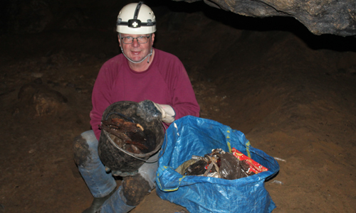 Müllhöhle innen Tragetasche mit aufgesammeltem Müll Müllhöhle innen Tragetasche mit aufgesammeltem Müll „Müllhöhle“ der Heinrichshöhle in Hemer gesäubert