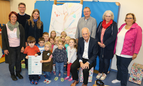 „Ihr wart mit euren vielfältigen Natur-Projekten eigentlich schon vorher Naturpark-Kita, aber jetzt seid ihr es auch ganz offiziell“, so Detlef Lins in seinen Begrüßungsworten zur Zertifizierung der Kita Wahlbach (Foto: Lehmann)