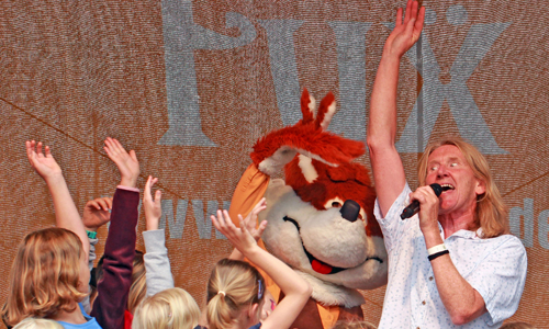 Mit FUX strahlten Kinderaugen! (Foto: Naturpark Sauerland Rothaargebirge e.V.)