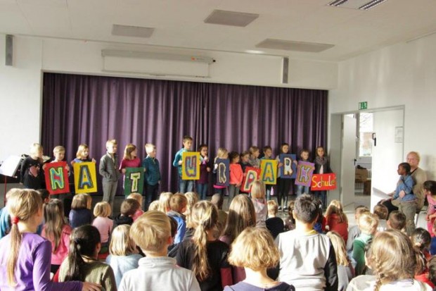 Die Schüler der Grundschule Herscheid freuen sich, nun Teil einer Naturparkschule zu sein (Quelle: NPSR/Strotkemper)