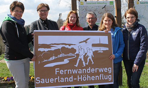 Freuen sich über den erfolgreichen Abschluss des Gemeinschaftsprojekts (von links): Sabine Risse, Themenmanagerin Wandern beim Sauerland-Tourismus, Barbara Dienstel-Kümper, Kreisdirektorin Märkischer Kreis, Christiane Rosenberg, Tourist-Info Meinerzhagen, Heinz-Gerd Maikranz, Fachbereichsleiter Bürgerservice Stadt Meinerzhagen, Kerstin Berens, ehemalige Projektleiterin Sauerland-Höhenflug, und Susanne Filthaut, Tourist-Info Attendorn. Auf dem Bild fehlt ein Vertreter der Stadt Plettenberg (Foto: Nadja Reh).