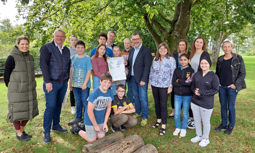 Nach fünf Jahren ist die intensive Auseinandersetzung mit der „grünen Thematik“ am 19. September 2023 mit der erneuten Auszeichnung zur Naturpark-Schule gewürdigt worden (Foto: Naturpark Sauerland Rothaargebirge e.V.)