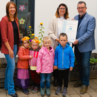 Freude über die ReZertifizierung v.l.n.r. Christina Steden, Anna Stemmer (beide DRK Brilon KiTa gGmbH), Erster Vorsitzender Naturpark Sauerland Rothaargebirge e.V. Bernd Fuhrmann (Foto: Naturpark Sauerland Rothaargebirge e.V. | Nils Bonnermann)