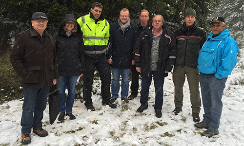 Walter Peis (Ortsheimatpfleger Züschen), Petra Mengeringhausen (Regionalmanagerin Hochsauerlandkreis, NP SR), Sven Enselmann (Heimat- u. Verkehrsverein Züschen), Detlef Lins (Geschäftsführer NP SR), Wolfgang Völlmecke (SGV-Abtl. Züschen), Edmund Tielke (Ortsvorsteher Züschen), Michael Kleinsorge (Forstbetrieb Stadt Winterberg) , Bernhard Selbach (Ortsvorsteher Winterberg) bei der Ortsbesichtigung der neuen Schutzhütte (Foto: Michael Beckmann, Tourismusdirektor Stadt Winterberg).