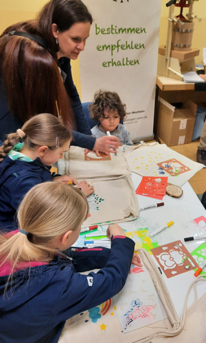 Auch der Naturpark war auf der Jubiläumsfeier der Biostation vor Ort. Kinder konnten am Naturpark-Stand Taschen mit Naturmotiven künstlerisch gestalten. (Foto: Naturpark Sauerland Rothaargebirge e.V. | Christina Ermert)