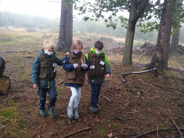 Auf spielerische Weise üben die Kinder im Spiegelgang ihre Sozialkompetenz (Foto: Naturpark Sauerland Rothaargebirge e.V.)