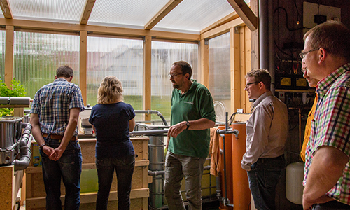 Mehr Bio geht nicht: Herr Hering erklärt die Aquaponic-Anlage im Grünen Klassenzimmer (Foto: Kerstin Berens).