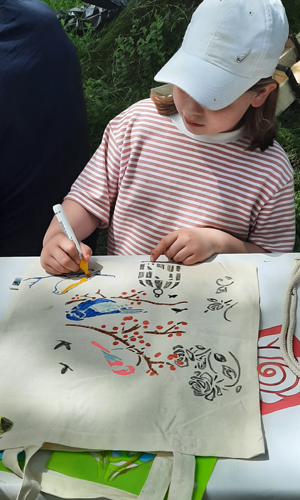 Am Naturpark-Stand zauberten die Kinder aus einfachen Jutetaschen wertvolle und nachhaltige Kunstwerke (Foto: Naturpark Sauerland Rothaargebirge e.V. | Christina Ermert)