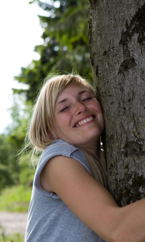 Gemeinsam mit Naturparkführerin Marina Homrighausen wirst Du den Wald mit allen Sinnen erleben (Foto: Sauerland-Tourismus e.V. Tanja Evers)