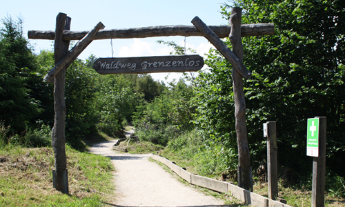 Waldweg Grenzenlos Eingang innen Waldweg Grenzenlos Eingang innen Waldweg Grenzenlos