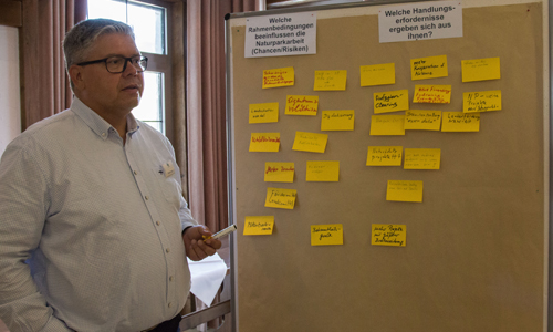 Moderiert wurde der Workshop zur Evaluierung des Naturpark-Plans durch ift Freizeit- und Tourismusberatung, Köln - im Bild Christian Rast (Foto: Naturpark Sauerland Rothaargebirge e.V. | Kerstin Prutti)