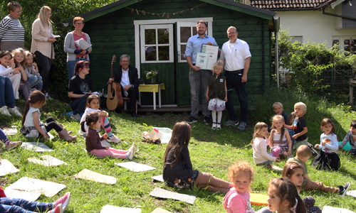 Groß war die Vorfreude, als im Mai 2022 nach fast dreijähriger Vorlaufzeit die offizielle Urkunde übergeben werden und der Kindergarten St. Marien in Altenhundem als erste Naturpark-Kita im Kreis Olpe ausgezeichnet werden konnte (Foto: Naturpark Sauerland Rothaargebirge e.V.)