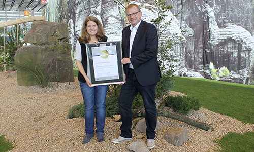 Freuen sich über die erfolgreiche Nachzertifizierung des Sauerland-Höhenfluges: Kerstin Berens und Detlef Lins vom Naturpark (Foto: Sauerland-Tourismus/Anna Galon).