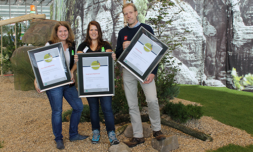 Erfolgreiches Trio: Julia Rohe (Sauerland-Waldroute), Harald Knoche (Rothaarsteigverein) und Kerstin Berens (Naturpark / Sauerland-Höhenflug) bei der Übergabe der Urkunden über die Zertifizierungen "ihrer" Wege (Foto: Sauerland-Tourismus/Anna Galon).