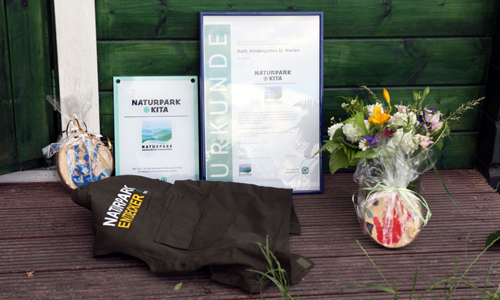 Naturpark-Plakette und Naturpark-Urkunde, die im Rahmen der Zertifizierungsfeier überreicht werden (Foto: Naturpark Sauerland Rothaargebirge e.V.)