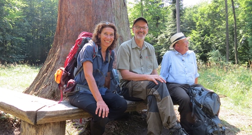 V.li . Adele Neuhauser Peter Wohlleben und Denis Scheck vor einem beeindruckenden Mammutbaum im Naturpark Schönbuch. 500 300 V.li . Adele Neuhauser Peter Wohlleben und Denis Scheck vor einem beeindruckenden Mammutbaum im Naturpark Schönbuch. 500 300 Peter Wohlleben, Adele Neuhauser und Denis Scheck im Schönbuch