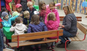 Neugierige Kindergartenkinder mit Naturparkführerin Beate Siegel