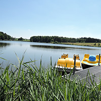 Der Hammerschmiedesee bei Abtsgmünd ist mit flach abfallenden und sandigen Stränden hervorragend zum Baden geeignet
