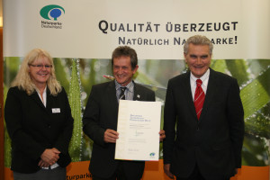 Naturparkgeschäftsführer Bernhard Drixler nimmt die Qualitätsauszeichnung entgegen
