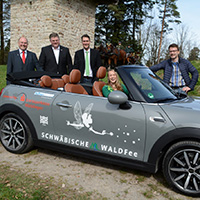 „Übergabe des Feen-Mobils“ v.l.n.r.: Rolf Bäuerle, Filialdirektor Kreissparkasse Waiblingen, Markus Mulfinger vom Autohaus Mulfinger, Landrat Dr. Richard Sigel, WaldFee Sonja Bischof und Bürgermeister Christoph Jäger