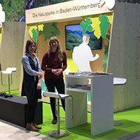 Lisa-Marie Funke, Projektmanagerin Regionalentwicklung (li.) mit Meika Bakker am Stand der Großschutzgebiete, CMT 2017