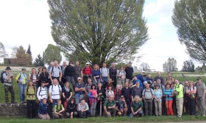 Die Wandergruppe bei der Rast am Welzheimer Ostkastell
