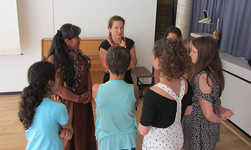 Teresita von den Asháninka im Gespräch mit Schülerinnen von der Walterichschule in Murrhardt
