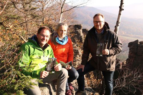 Stellten die neue DAV-Kletterbroschüre vor (v. l.): Heiko Wiening (DAV), Uta Kollmann (AKN Nordschwarzwald), Stefan Dangel (Naturpark Schwarzwald Mitte/Nord). (Foto: Bernd Kappler)