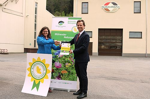 Naturpark-Projektmanagerin Lilli Wahli übergibt die Patenschaftsurkunde an Sven Fox von der H&F-Gruppe. (Foto: Dangel/Naturpark)
