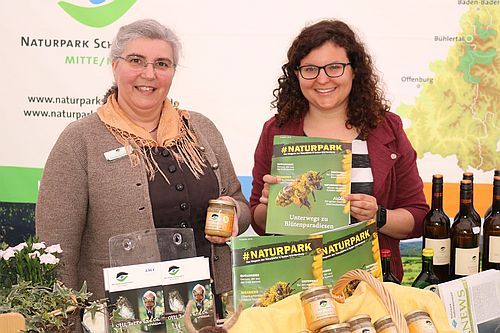 Auf dem Mitarbeiterfest präsentierten Friederike Stetter (l.) und Projektmanagerin Lilli Wahli vom Naturpark Produkte aus der Region und das Projekt „Blühender Naturpark“. (Foto: Dangel/Naturpark)