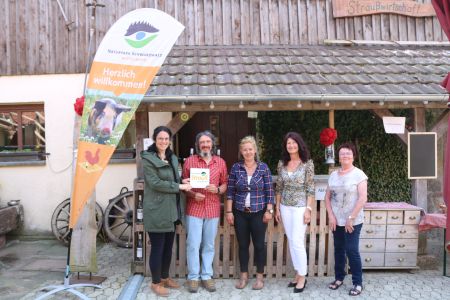 Dolle Frieders Burewirtschaft in Sasbachwalden ist nun Naturpark-Straußwirtschaft. Bei der Auszeichnungsfeier waren dabei Christina Cammerer (Projektleiterin Regionalentwicklung und Regionalvermarktung beim Naturpark Schwarzwald Mitte/Nord), Stefan und Mareike Doll (Betreiber von Dolle Frieders Burewirtschaft), Sonja Schuchter (Bürgermeisterin der Gemeinde Sasbachwalden) und Margarete Doll (Mutter von Stefan Doll) (v. l.). Foto: Janina Hutt/Naturpark Schwarzwald Mitte/Nord