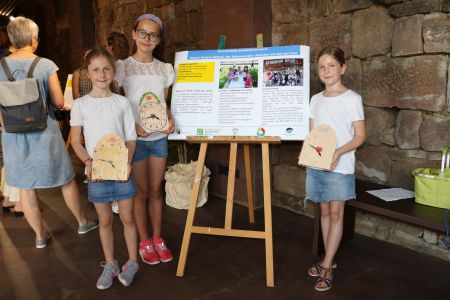 Auf Plakaten stellten die Kinder die Naturpark-Projekte ihrer Schulen vor und zeigten, was sie gebastelt haben. Foto: Gundi Woll/Naturpark Schwarzwald Mitte/Nord