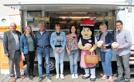 Präsentierten den Naturpark-Laib auf dem Naturpark-Markt in Hofstetten (v. r. n. l.): Armin und Ingrid Schmieder (Inhaber Bäckerei & Dorfcafé Kaltenbach), Schwarzwaldmädchen „Anni“ mit Künstlerin Katja Schneider, Jessica Matt (Gemeinde Hofstetten), Landwirt Robert Schwendemann, Naturpark-Projektmanagerin Janina Hutt, stv. Bürgermeister Bernhard Kaspar (Foto: Christine Störr).