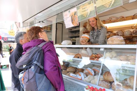 Isabell Schmieder (Tochter von Ingrid und Armin Schmieder) verkauft Naturpark-Brot an Kunden und erklärt den Hintergrund. (Foto: Janina Hutt)