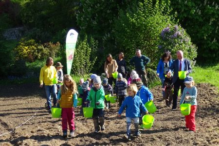 Die Kinder des Naturkindergartens Sonnenkinder säen zusammen mit dem Bürgermeister der Gemeinde Lautenbach, Thomas Krechtler (1. v.r.), Manfred Kraft vom Landesverband Badischer Imker e.V. (3. v.r.) und Lilli Wahli vom Naturpark Schwarzwald Mitte/Nord (2. v.r.) in Lautenbach Samen für eine Wiese mit heimischen Wildblumenarten aus. Foto: Sabrina Sutmöller/Gemeinde Lautenbach