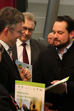 Erfolgreiche Bilanz: Naturschutzminister Alexander Bonde (rechts) im Gespräch mit AG-Sprecher Dr. Achim Brötel (links) und Landrat Jürgen Bäuerle, Vorsitzender Naturpark Schwarzwald Mitte/Nord. Fotos: Naturpark