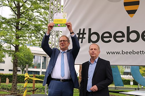 Frank-J. Ohlhorst, Geschäftsführer BurdaHome (l.), freut sich über die Patenschaftsurkunde, die ihm Naturpark-Geschäftsführer Karl-Heinz Dunker überreicht hat. (Foto: Dangel/Naturpark)