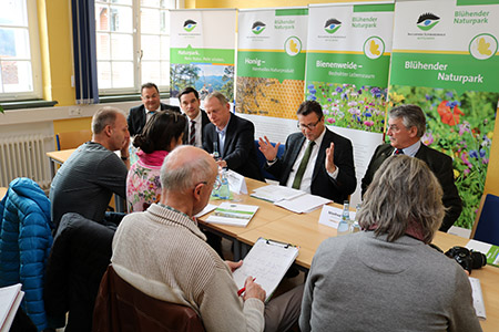 Forum2 Forum2 Minister übergab symbolischen Zuwendungsbescheid