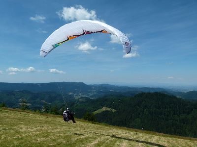 Gleitschirm mittel Gleitschirm mittel Der Traum vom Fliegen im Nordschwarzwald