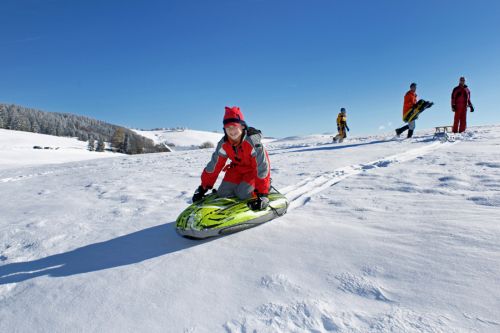 Kinder haben großen Spaß am Schlittenfahren - aber nicht nur die! (Foto: Schwarzwald Tourismus GmbH)