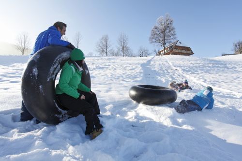 In manchen Wintersportorten im Schwarzwald kann man auch Tubes (Lastwagenreifen) ausleihen. (Foto: Hochschwarzwald Tourismus GmbH)