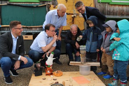 Waldkindergarten Obersasbach 1 Waldkindergarten Obersasbach 1 Hoher Besuch bei den Naturpark Detektiven im Waldkindergarten Obersasbach