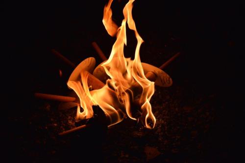 Brennende Fackeln Brzoska Hinein in den Winter im Hahnenbachtal