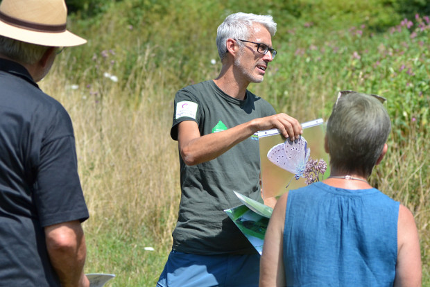 Torsten Ruf erklärt die Lebensweise des seltenen Falters (Foto: Jennifer Weidle)