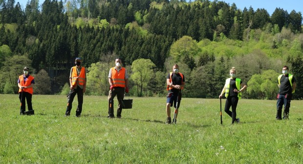 Freiwillige der Firma Mehytec unterstützen Mitarbeitern des Naturpark Spessart bei der Rückdrängung des giftigen Wasserkreuzkrauts im Naturschutzgebiet Sinngrund (Bildautor: Andreas Schätzlein, mit Selbstauslöser)