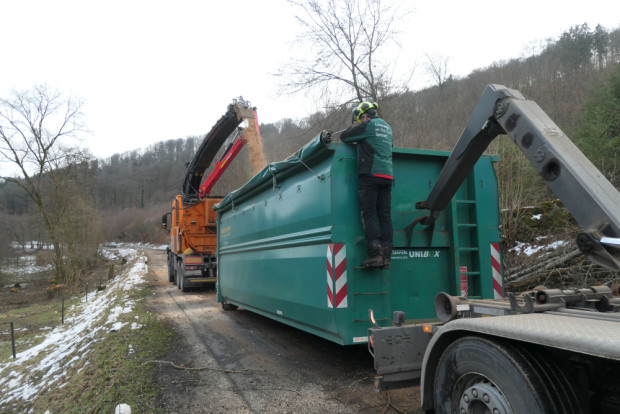 Die Gehölze werden direkt vor Ort zu Hackschnitzeln verabeitet (Foto: A. Gries)